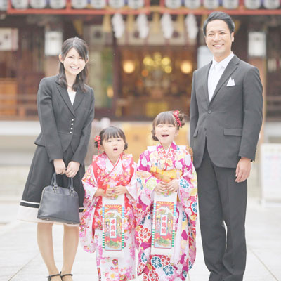 753-photo ロケ撮影のイメージ画像 お参りをしている家族